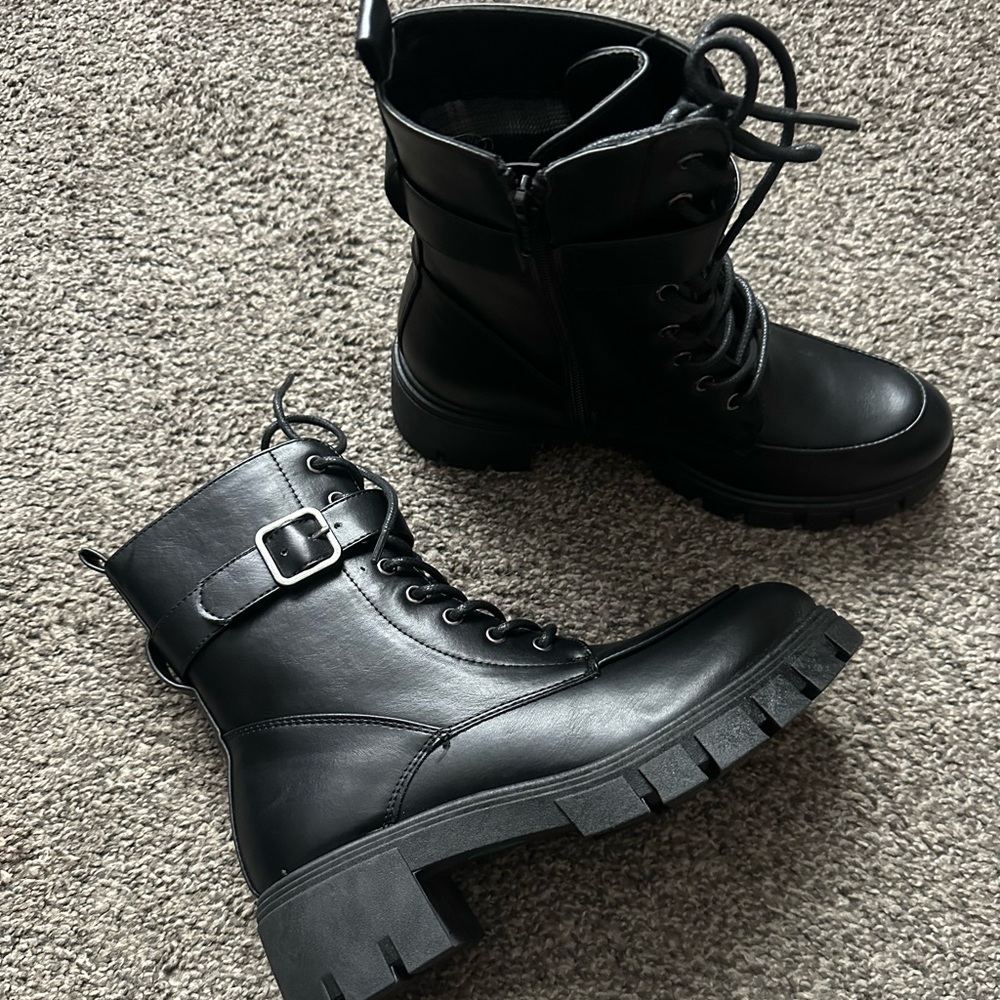 Black woman boots, size 8